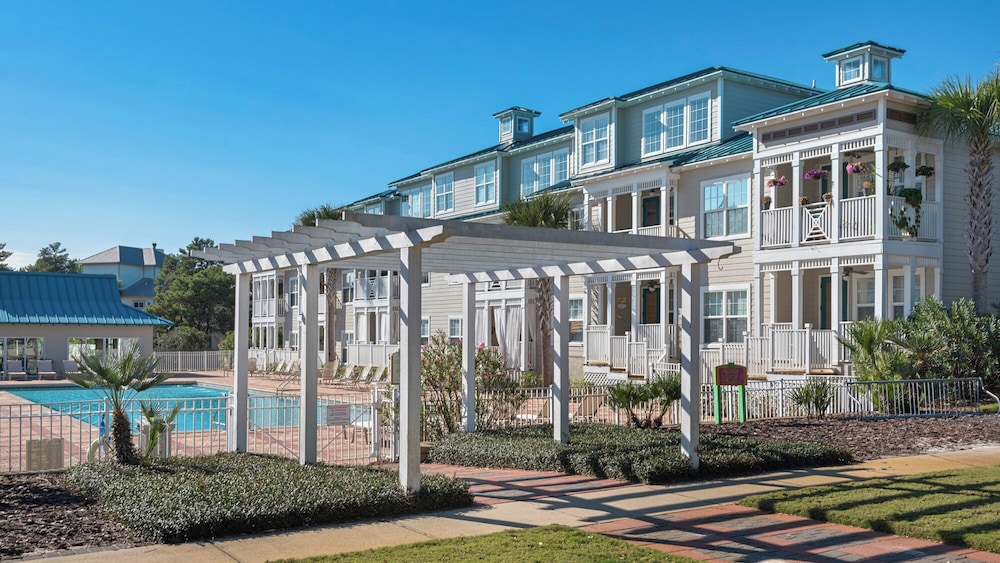 3br/2ba, Sleeps 6, BBQ Grill, Pool, Beach Access + Free Attraction Tickets!