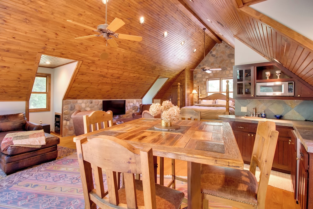 Dock Access: Romantic River Retreat in Gassville