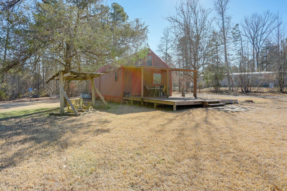 3 Mi to Greers Ferry Lake: Peaceful Cabin w/ Deck!