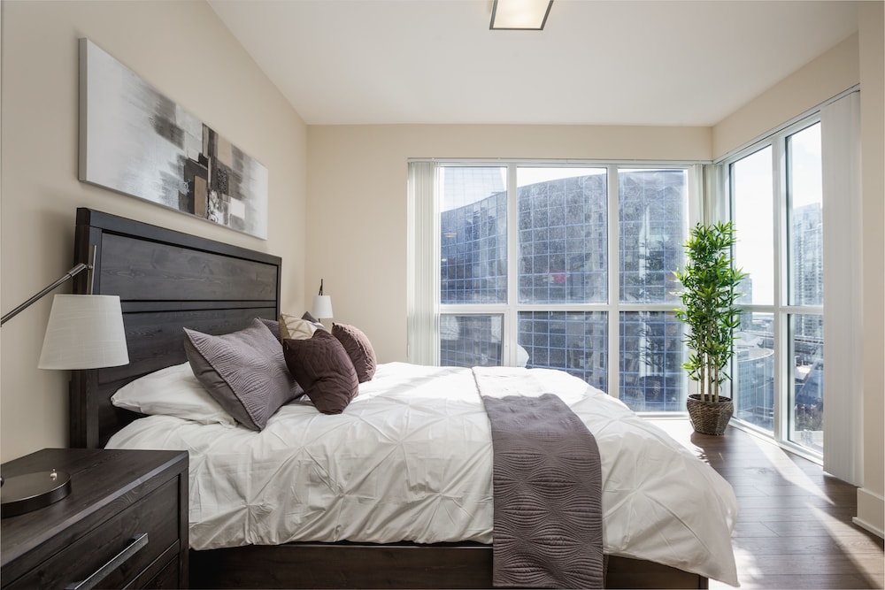 QuickStay - Gorgeous 2-Bedroom in the Heart of Downtown - Image 4