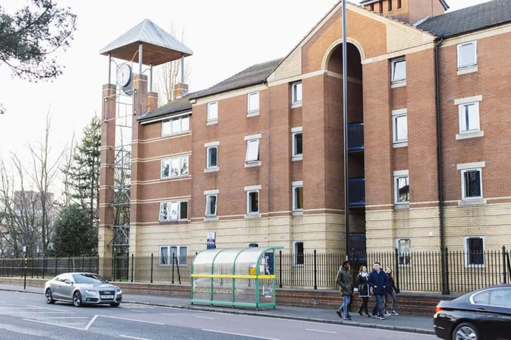 Queen's Hospital Close