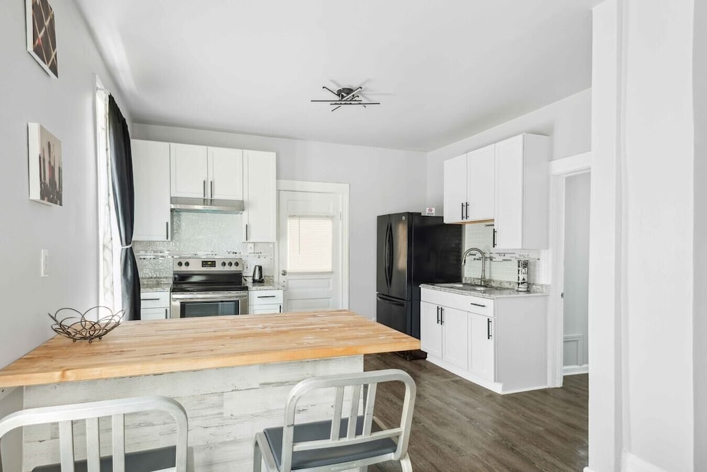 Downtown Detroit Gem 3 Bedrooms & Culture!