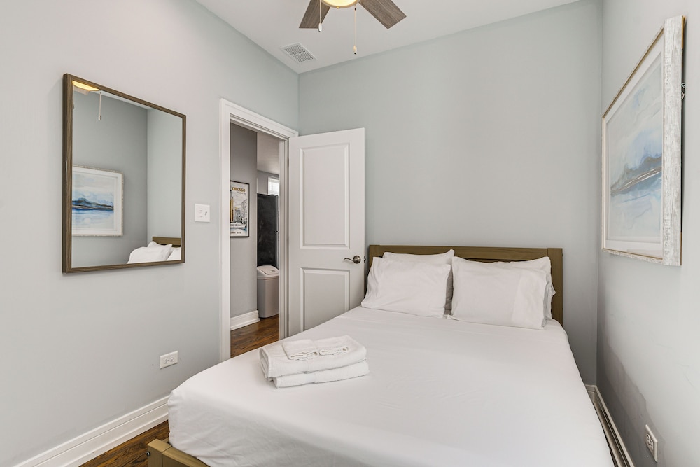 Walk to Blue Line: Sleek Apartment in Bucktown!