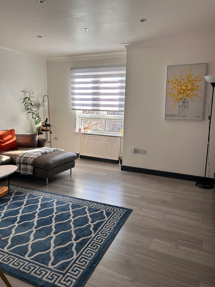 Modern Apartment-sleeps6-parking-seft Check in