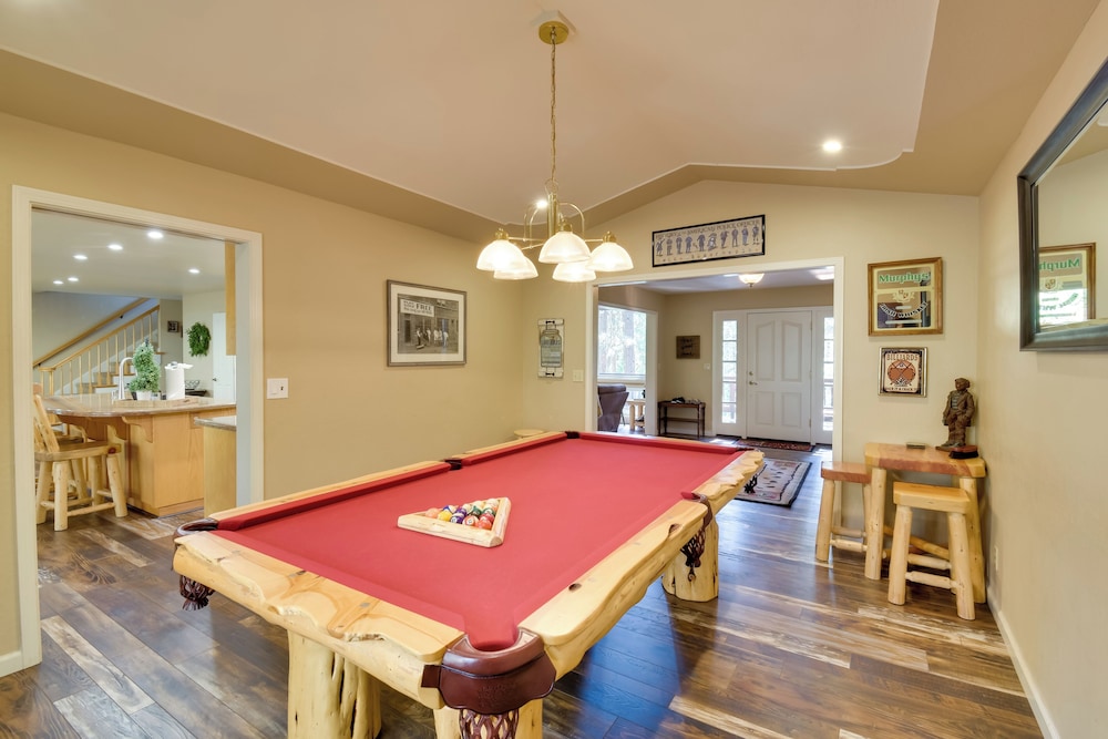 Hot Tub + Pool Table: Cabin Near Calaveras Park!