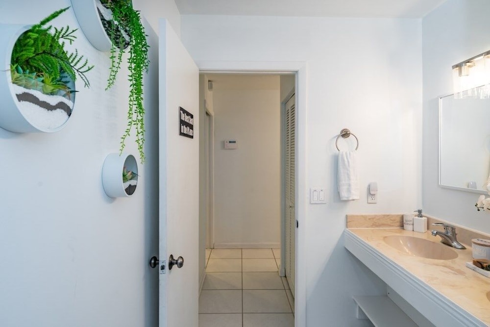 Fox Island Heated Spa- Downtown & Beach 4 Bedroom Home