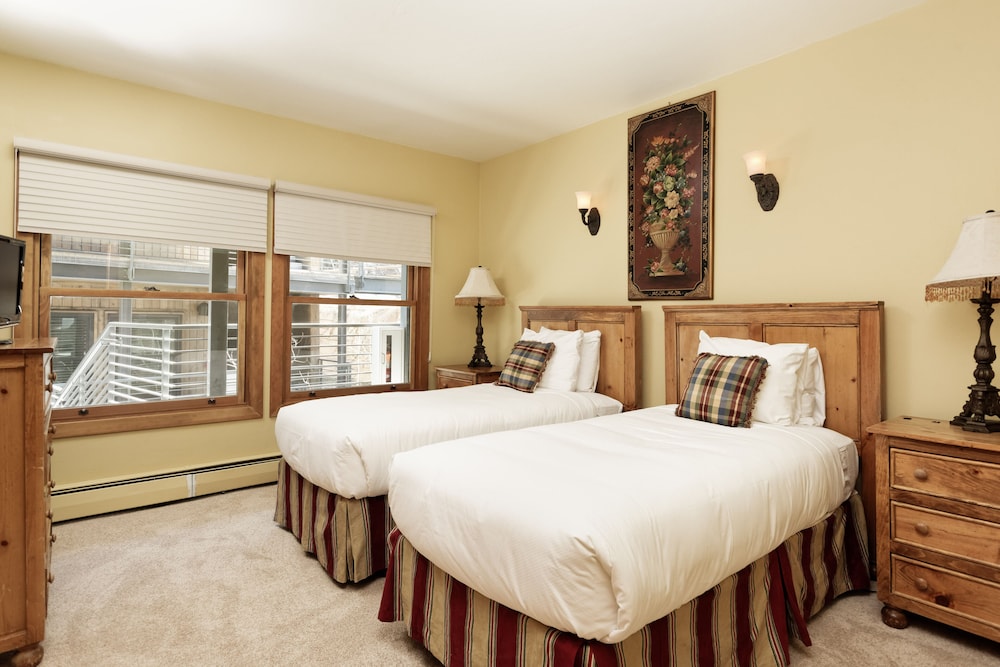 Durant Condominiums by Frias