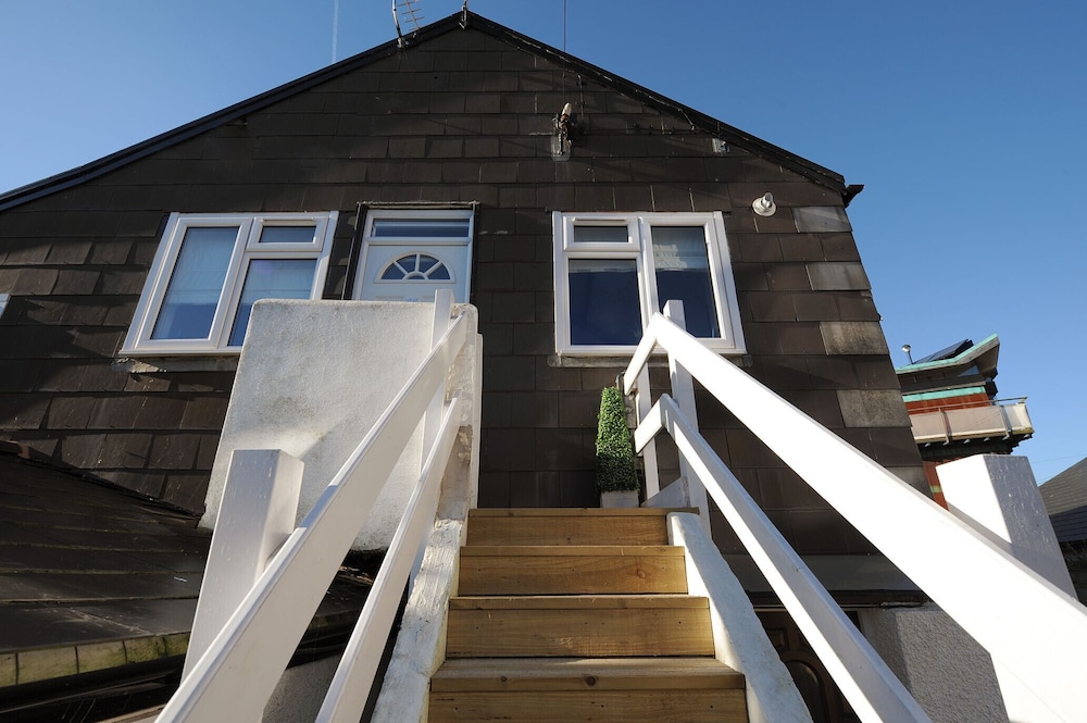 11 The Gables
