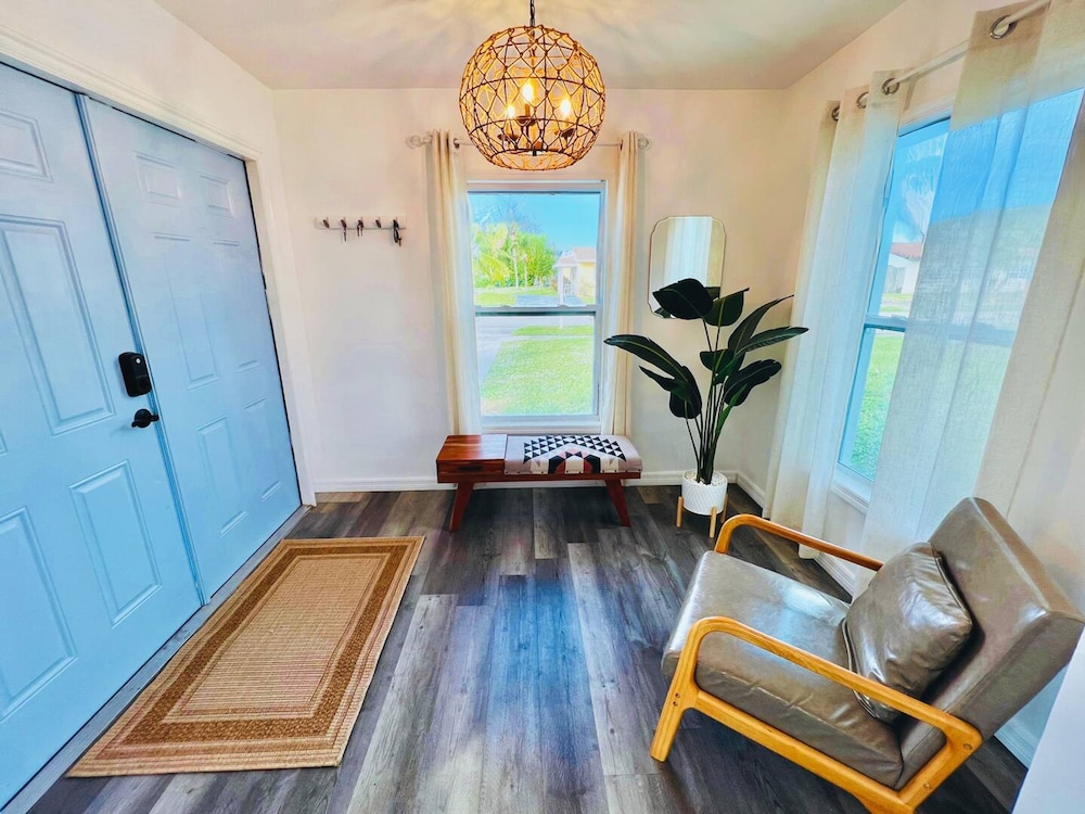 Stylish House w Hot Tub Close to Beach Stadium