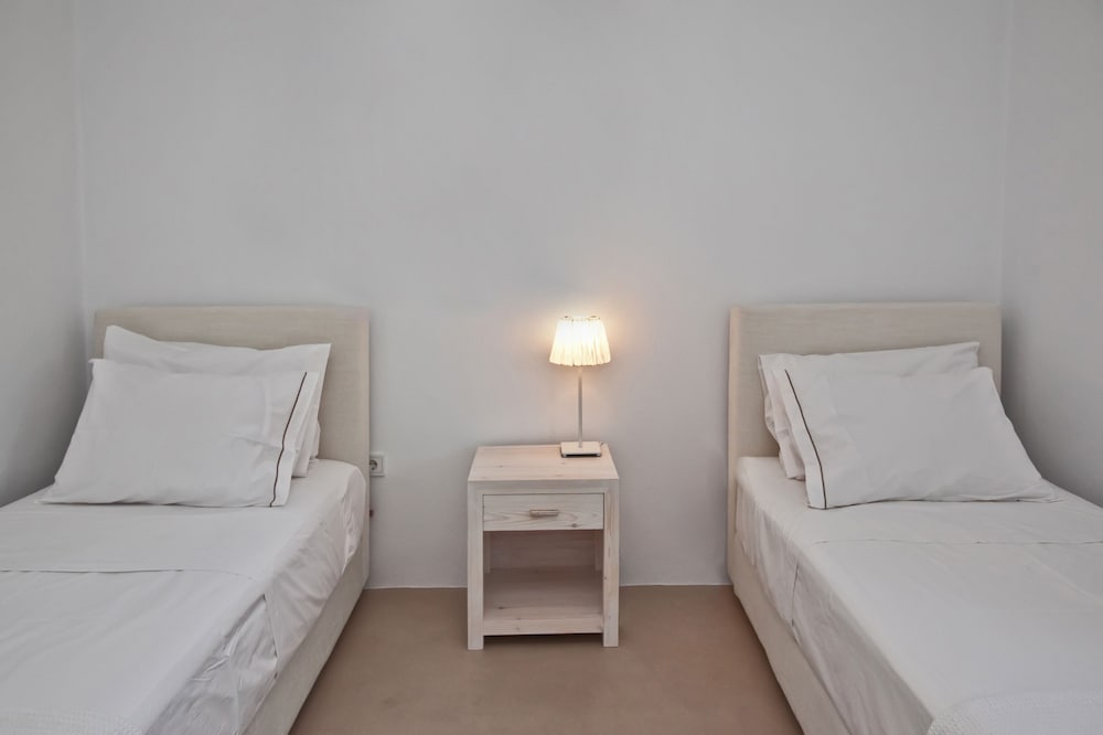 White Tinos Luxury Suites photo 3
