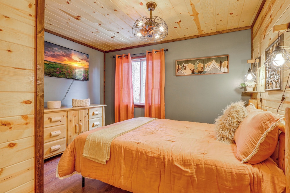 Family-friendly Cabin w/ Hot Tub in Gatlinburg!