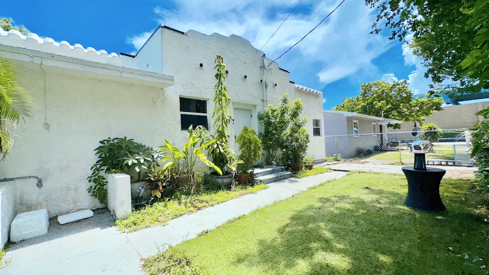 Miami Vacation Home 4 bedroom Parking.