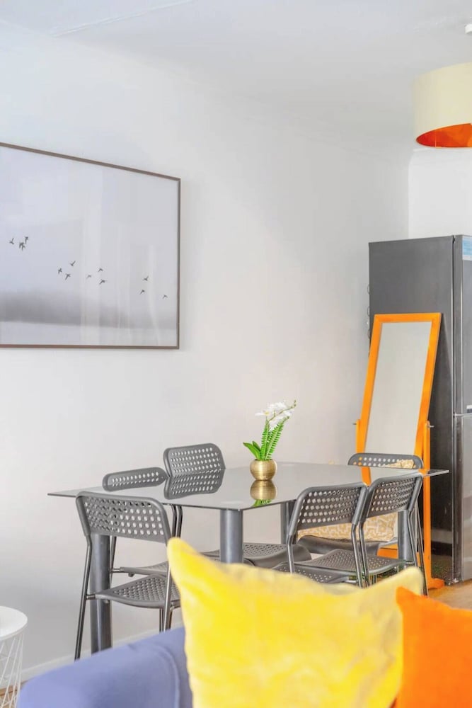 Lovely 4 Bed House w Garden, 1 Stop to Waterloo