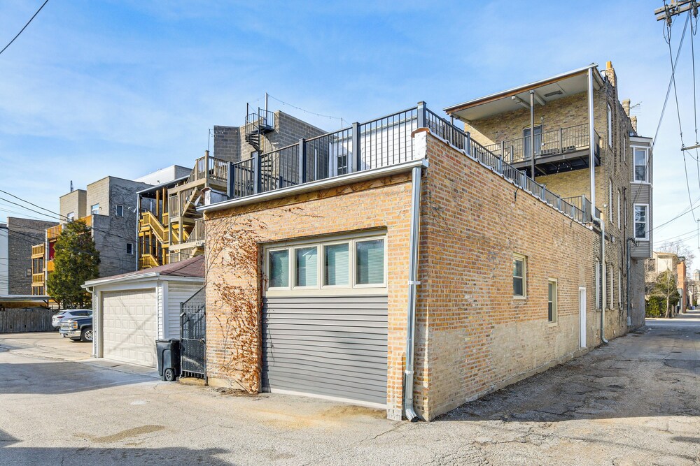 Walk to Blue Line: Sleek Apartment in Bucktown!