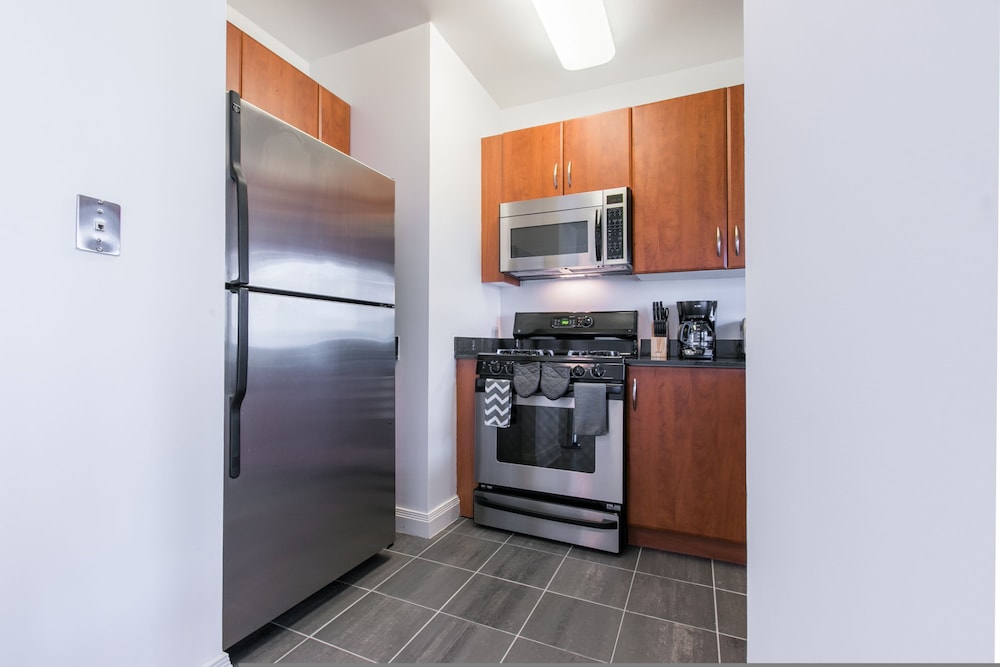 Bright 2 Bedrooms 2 Bathrooms Unit With Balcony