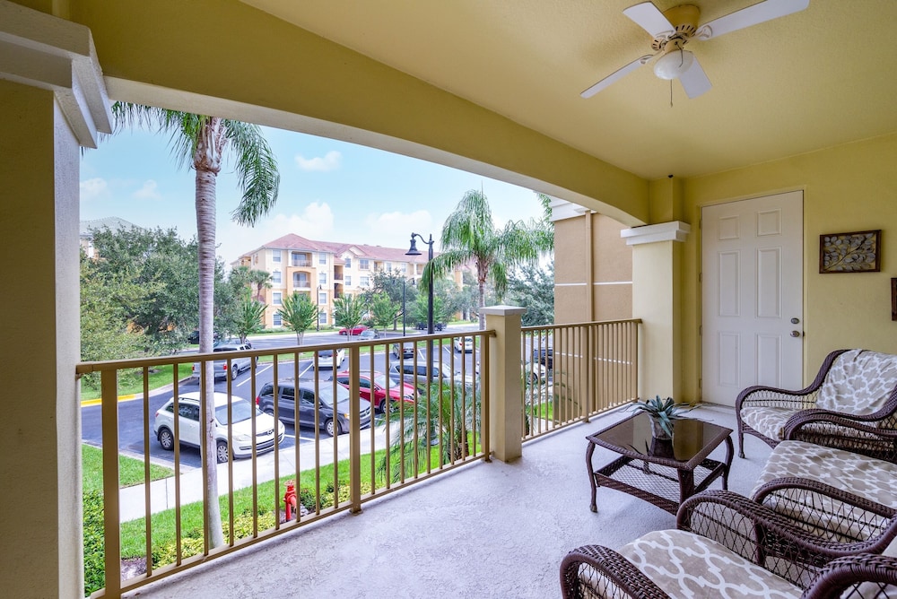 The Loft Deluxe 2 Bedroom Condo by RedAwning
