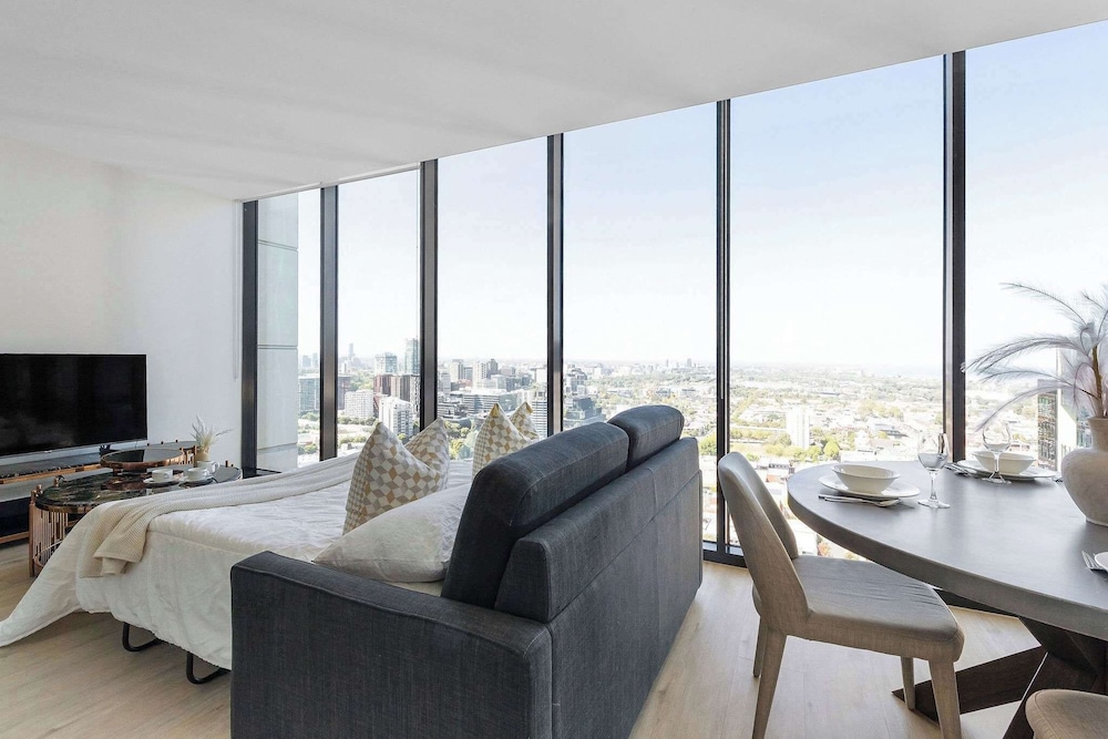 A Cozy 2BR Apt With Panoramic Views, Free Parking
