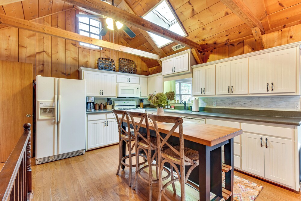 1 Mi to Beach: Lake Rabun Home w/ Carriage House