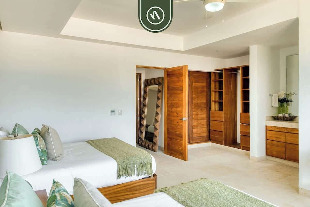 Luxury 4 BR Condo - Amazing Bay View - Pool