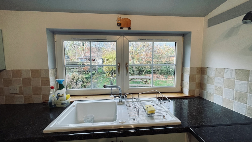 Traditional Highland Cottage Near Loch Ness-sleeps 6