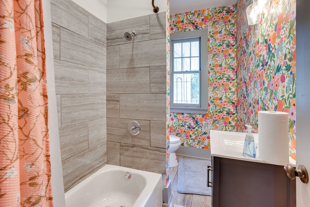 2 Mi to Dtwn: Stylish Urban Retreat in Birmingham