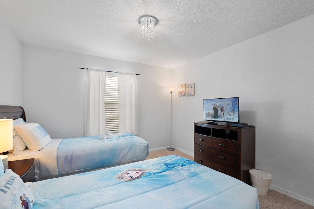 4BR Townhome With Pool at Storey Lake