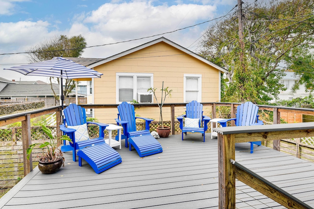 Walk to Beach: Galveston Home w/ Fenced Yard!