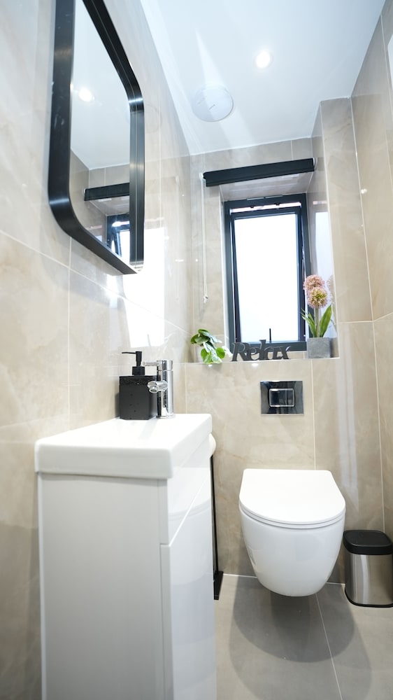 Charming London House - Sleeps 4 & Outdoor Space