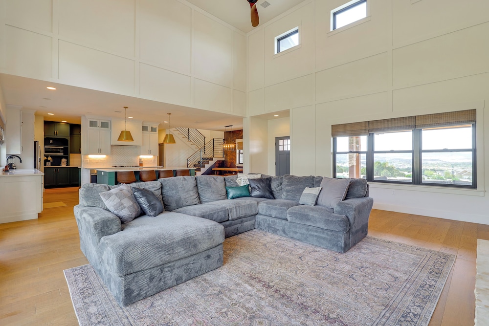 Nat'l Forest Access & Mtn Views: Family Eagar Home