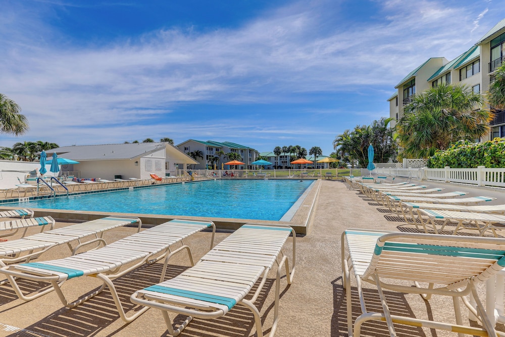 Luxe Fort Pierce Beach Condo w/ Golf Views! view 4