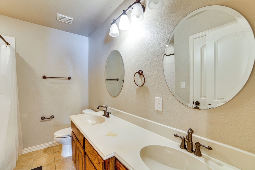 Spacious Texas Retreat w/ Community Pool