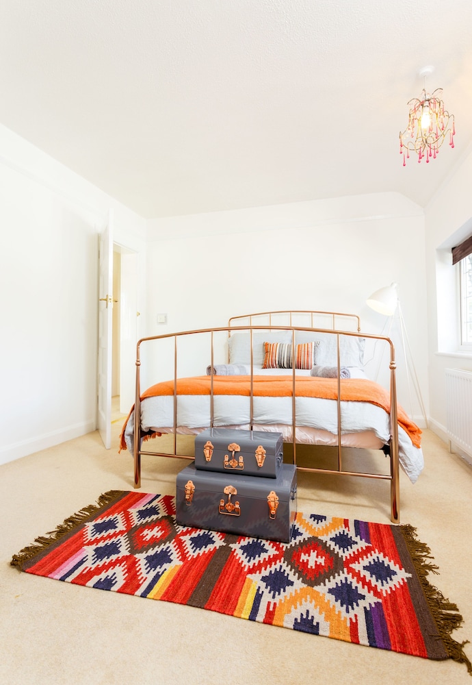 The Queen Edith Place - Lovely 6BDR Home in Secluded Neighbourhood