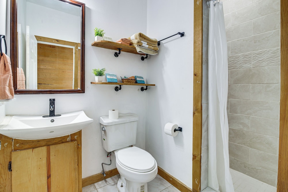 2 Mi to Family Attractions: Brownsville Cottage!