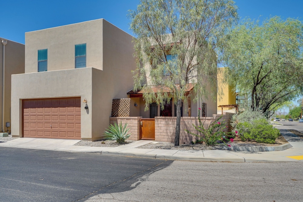 Southwestern Chic! Tucson Retreat w/ Private Patio
