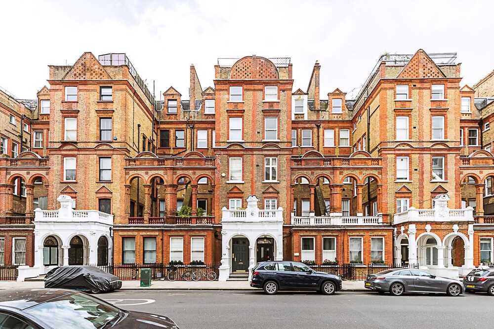 Elegant South Kensington Retreat w/ Outdoor Spaces