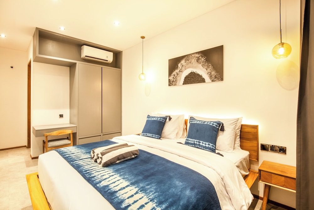 Seaside Escape: 4BR Villa, 190m to Canggu Beach