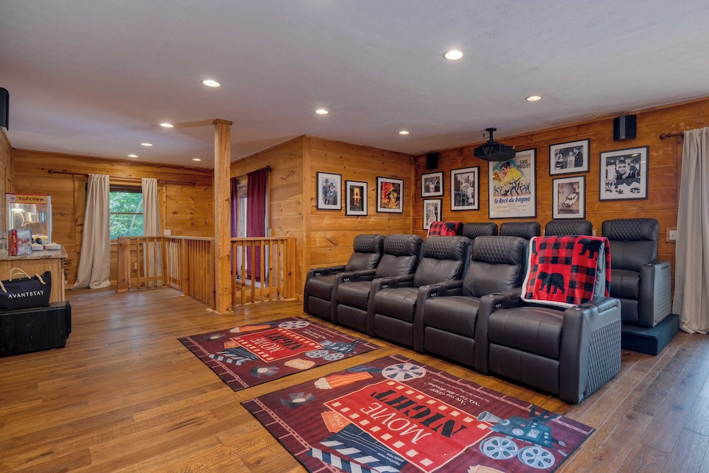 Big Bear Lodge by Avantstay Smoky Mountain Views, Hot Tub, Theater & Game Room