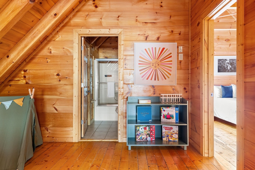 Yesteryear Mountain Charm Modern Vintage Retreat 5 Bedroom Home by Overmoon - Property Image 9