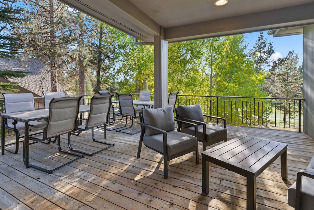 11 Tournament 5 Bedroom Home by RedAwning