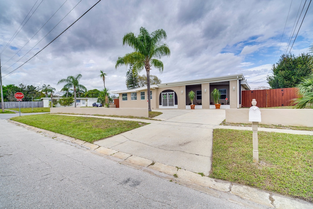 5 Mi to Beaches: Melbourne Duplex w/ Pool!