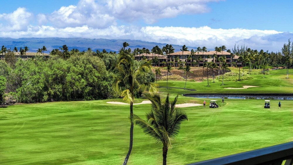 Top-floor Condo w/ Golf and Mountain Views - Pool, Gym, Wifi - Vrkcv