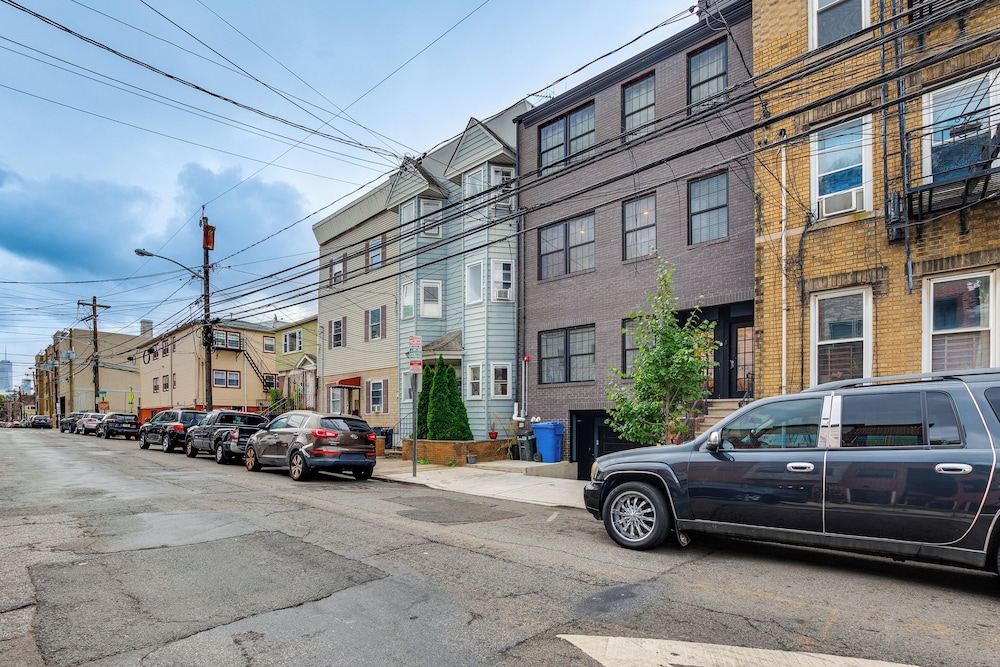 Walk to Journal Square: Modern Apt ~ 4 Mi to Nyc! view 4