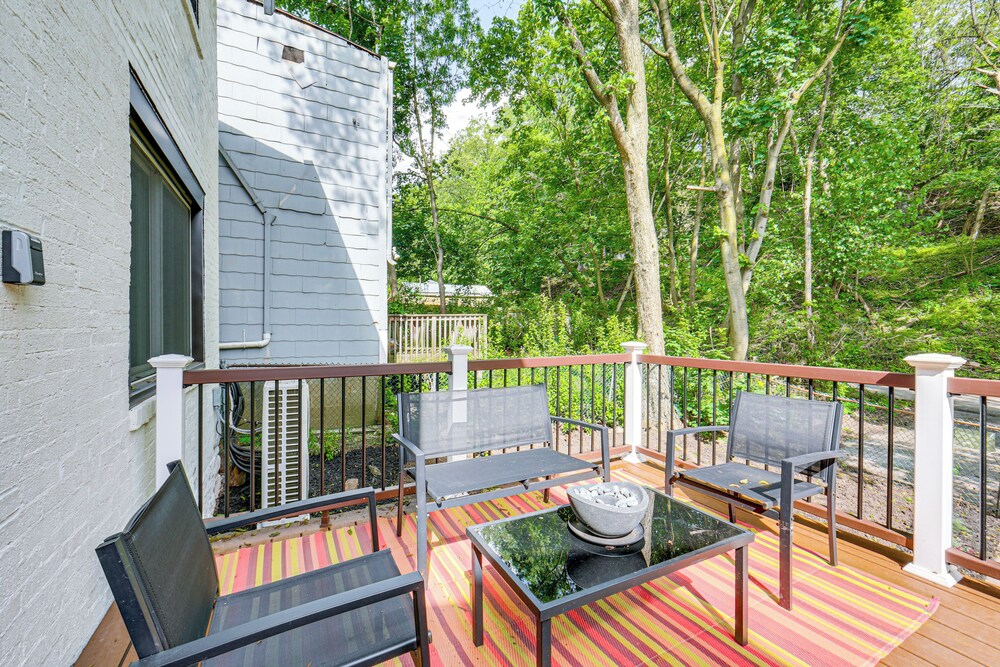 3 Mi to Frick Park: Artsy, Urban Retreat w/ Deck