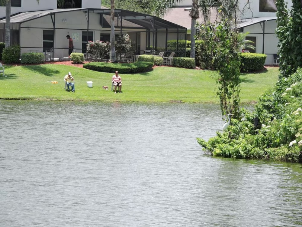 Lake Berkley Villas Swanky - Image 2