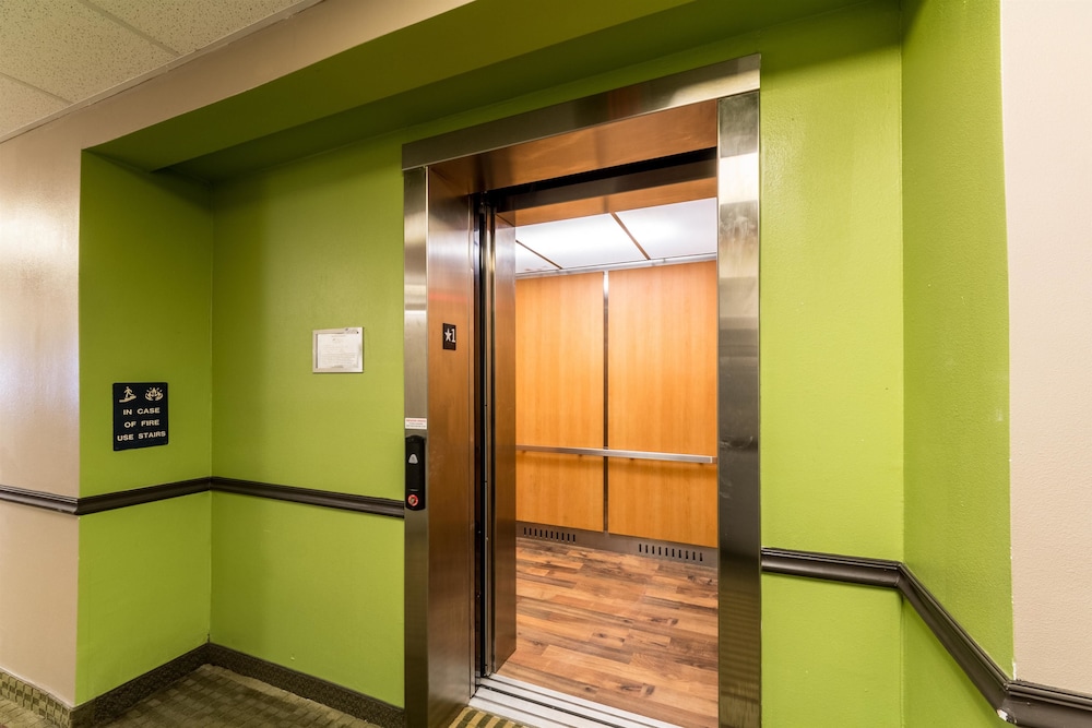 San Antonio Vacations - Super 8 by Wyndham Kenedy - Property Image 29