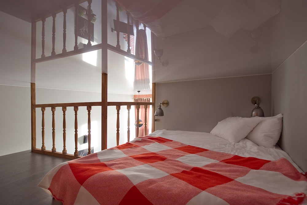 Apartment at the Red Bridge