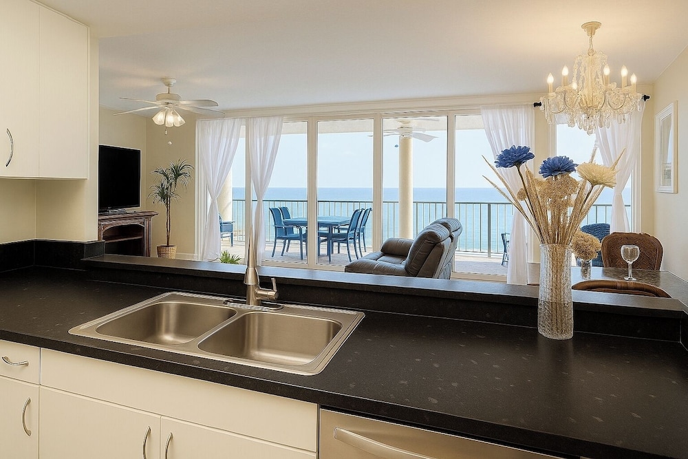 3BR Gulf-front Luxury w/ Pool Bar & Spa Baths