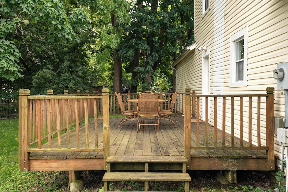 Three Blocks From Paradise Cozy Home for 8 Near Lake Geneva