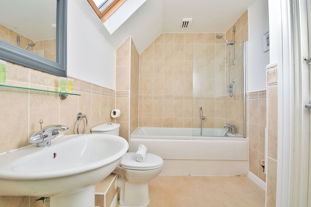 2 Bed House Near Beach with Free Parking