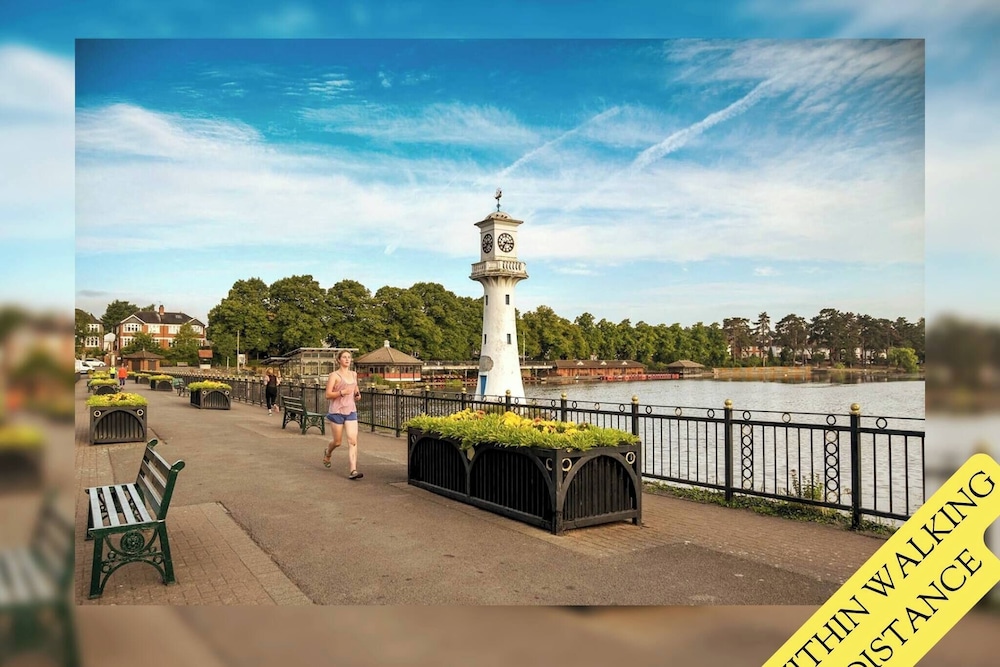 Family-sized Comfort - Walk to Lake & City Centre